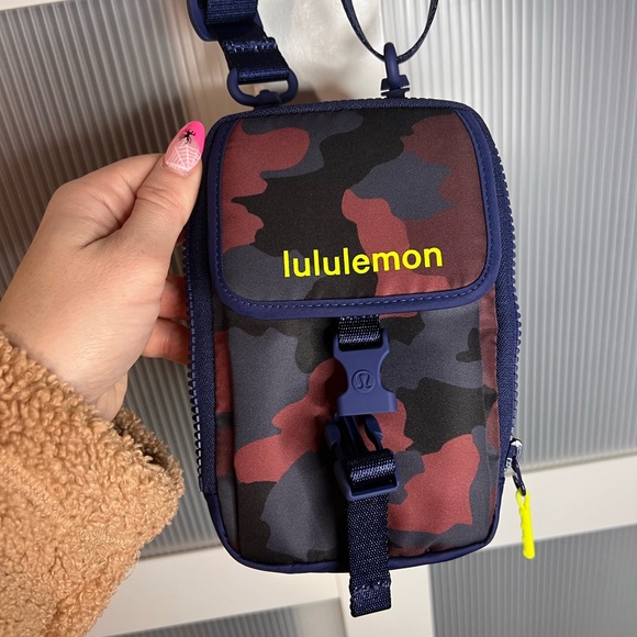 Lululemon zip-top crossbody bag - Picture 7 of 8